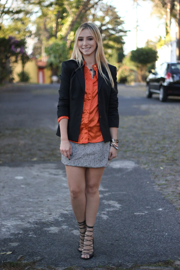 blusa laranja com saia preta