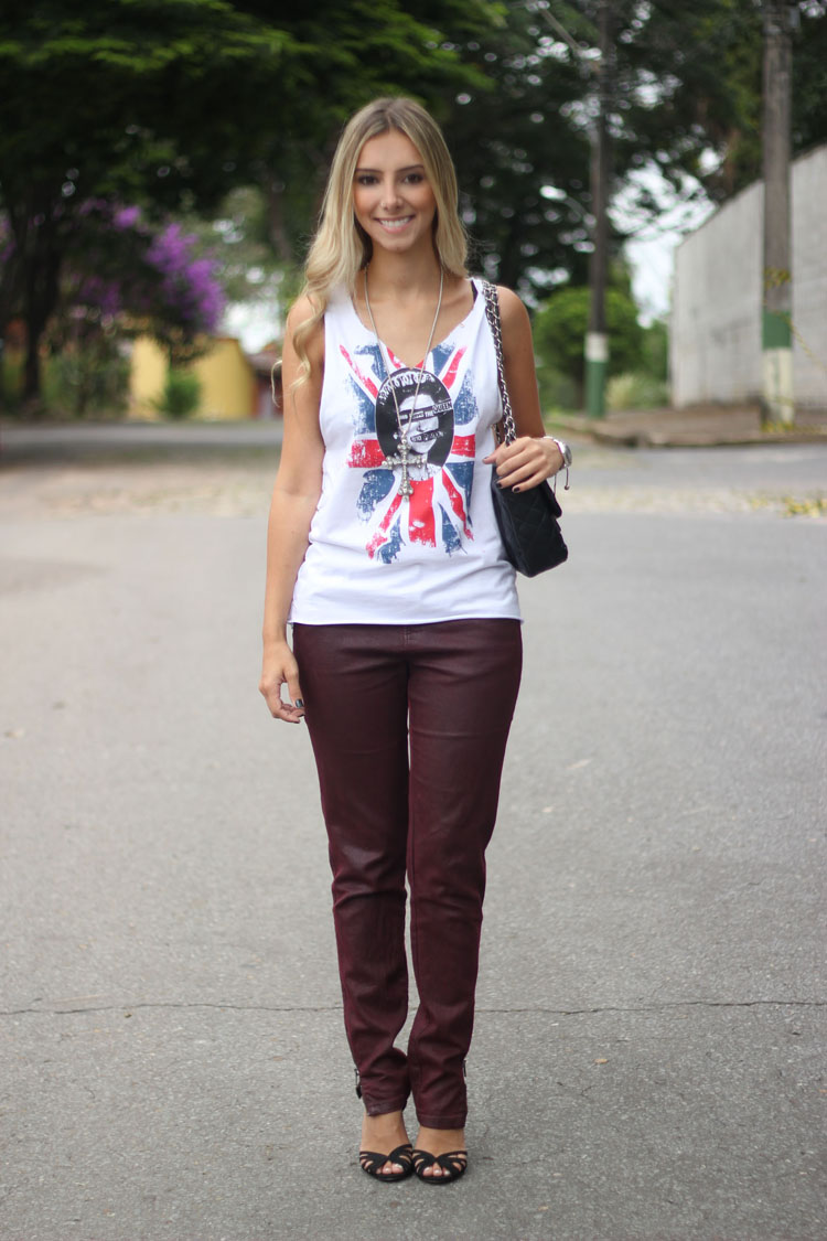 look-da-onca-t-shirt-union-jack-british-queen-customizaca-t-shirt-com-tachas-calca-burgundy-salto-anabela-torto