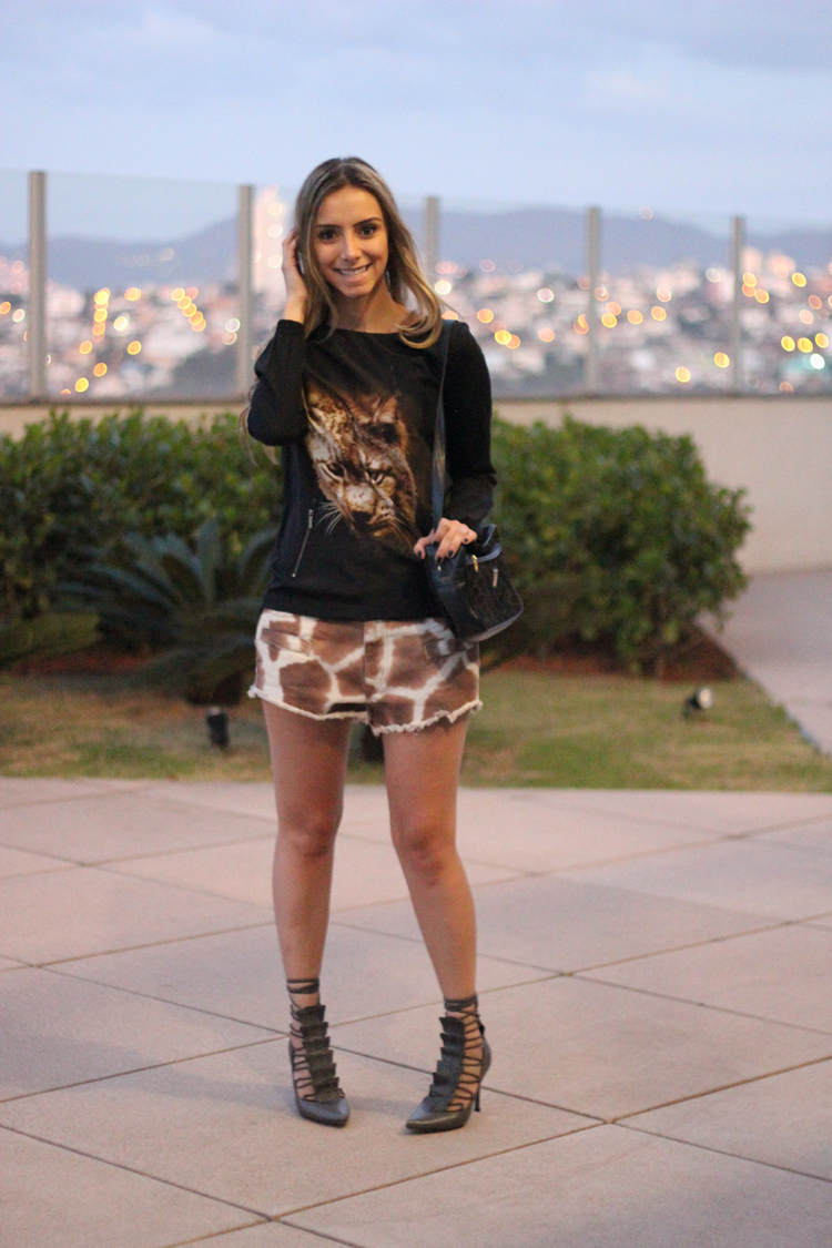 look-da-onca-camisa-tigre-short-girafa-animale-scarpin-cinza-croco