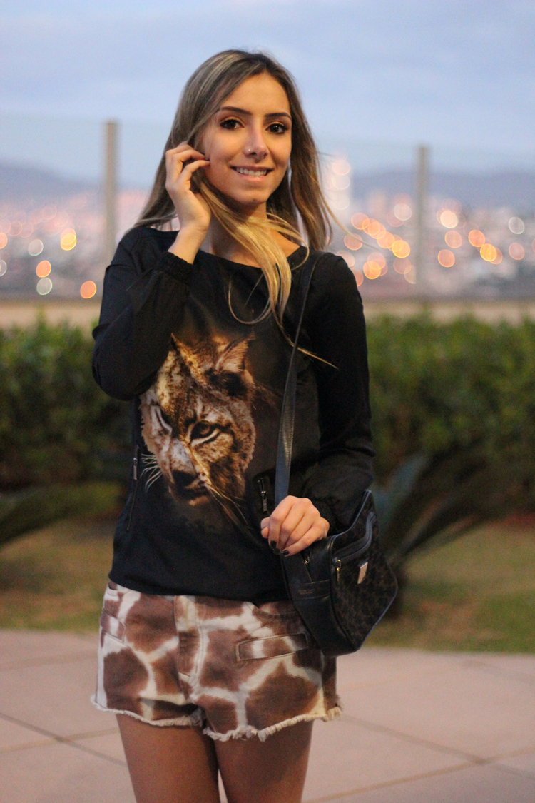 look-da-onca-camisa-tigre-short-girafa-animale-scarpin-cinza-croco