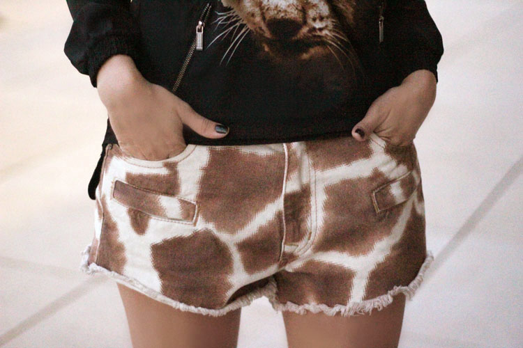 look-da-onca-camisa-tigre-short-girafa-animale-scarpin-cinza-croco