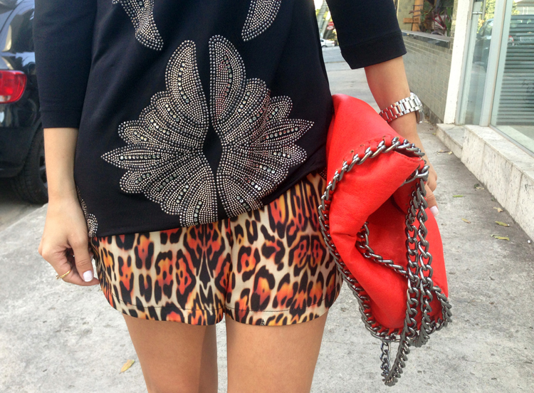 look-da-onca-short-oncinha-strass-bolsa-vermelha-falabella-style