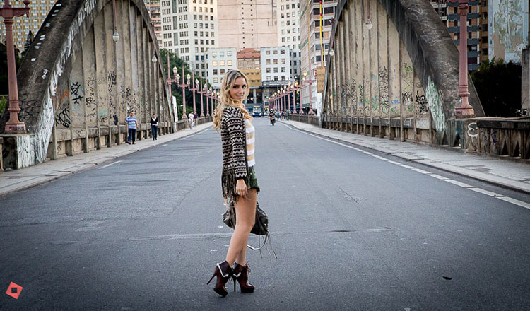 look-da-onca-viaduto-santa-tereza-tricot-listrado-dourado-branco-transparente-top-de-renda-short-jeans-verde-militar-destroyed-bota-com pelo-de-carneiro